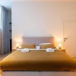 Huswell - Stylishly Renovated Apartment With City View