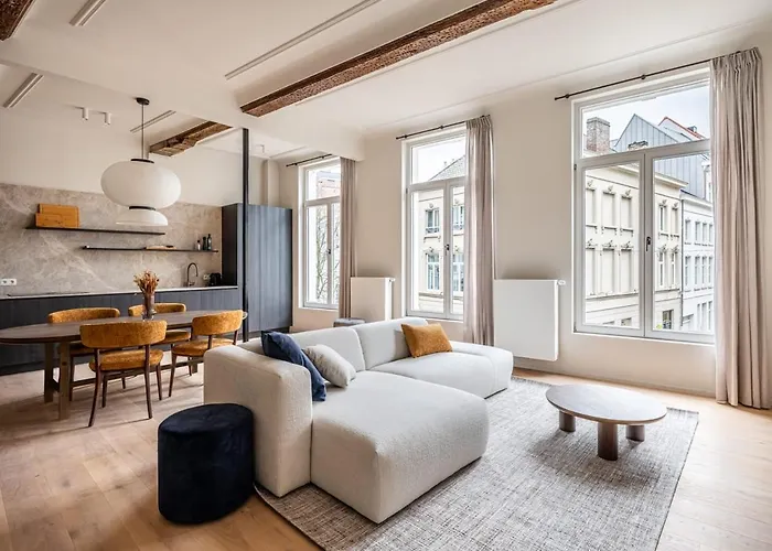 Huswell - Stylishly Renovated Apartment With City View